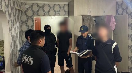 Балаларды қайыр сұрауға және жезөкшелікпен айналысуға мәжбүрлеген