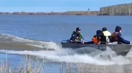 Жители отрезанного водой села в СКО добираются до работы на спасательных лодках (ВИДЕО)