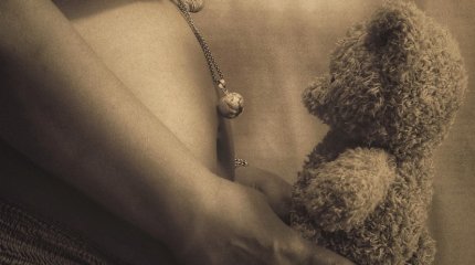 Хотел узнать пол: мужчина серпом вскрыл живот беременной жене