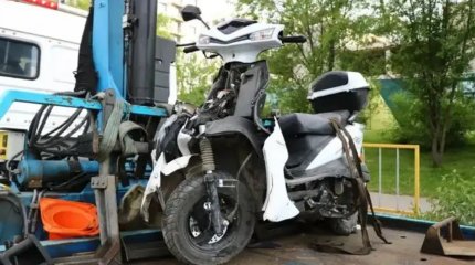 Алматыда мопед жүргізушісі жүк көлігінің астына түсіп, мерт болды