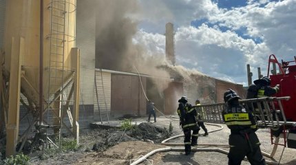 Өскеменде өндірістік цехтың шатыры жанып жатыр