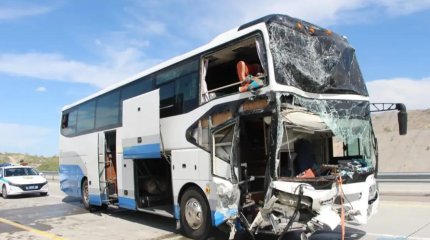 Алматы облысында автобус пен жүк көлігі соқтығысып, бір адам мерт болды