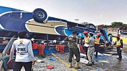 Пәкістанда автобус жардан құлап, 28 адам қайтыс болды