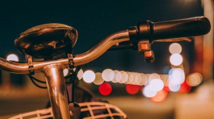 Атыраудың қақ ортасында жүк көлігі велосипед мінген жасөспірімді қағып кетті