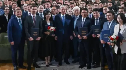 Тоқаев жас ғалымдарға пәтер сертификаттарын табыстады