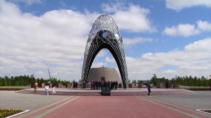 «AMANAT» партиясының мүшелері «АЛЖИР» мемориалдық-мұражай кешеніндегі еске алу қабырғасына гүл шоқтарын қойды