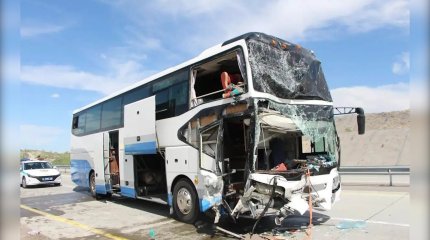 Алматыда автобус пен жүк көлігі соқтығысып, бір адам мерт болды