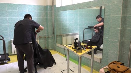 Модные стрижки и сладкие подарки получили воспитанники реабилитационного центра в Усть-Каменогорске