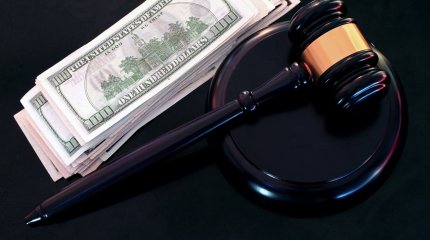 Костанайского адвоката оштрафовали на 12 млн тенге за взятку