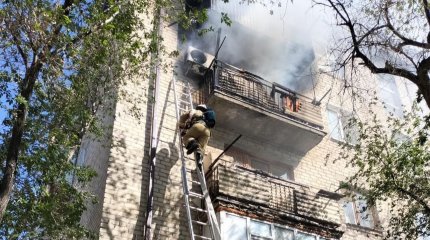 50 человек эвакуировали из горящего дома в Атырау
