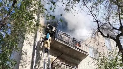 Атырауда полициейлер өрт шыққан үйден 50-ге жуық адамды эвакуациялады