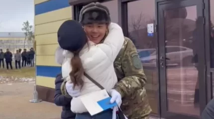 "160 күн қалды": Динара Сәтжан әскердегі ұлын көрсетті