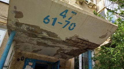 Козырек обрушился перед коляской с грудничком в Актау