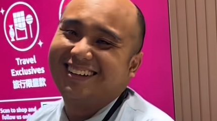 Малаец восхитил Казнет пением гимна Казахстана в аэропорту