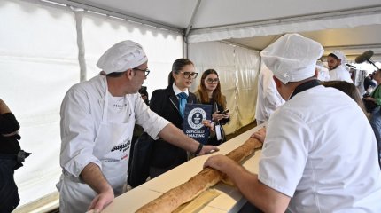 Багет в 140,5 метров испекли во Франции