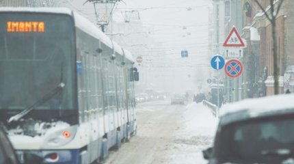 Автовладельцам разрешили бесплатно ездить на общественном транспорте в непогоду в Риге