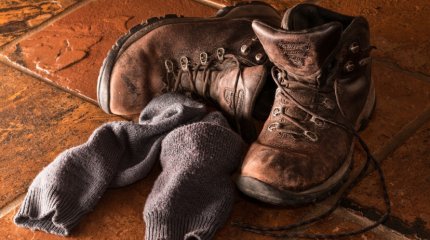 Неизвестный повалил женщину на асфальт и забрал детский носок