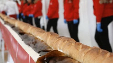 Француз аспаздары әлемдегі ең ұзын нанды пісіріп, рекорд жасады