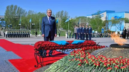 Қасым-Жомарт Тоқаев «Отан Ана» монументіне гүл шоғын қойды