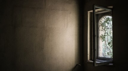 Двое детей выпали из окон в Актобе