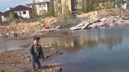 Ребёнок застрял в грязи в Астане