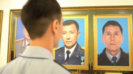 Мұз астына кеткен екі адамды құтқарған полицей марапатталды