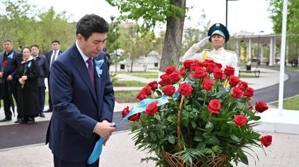 Ерлан Қошанов Мәншүк Мәметованың ескерткішіне гүл шоқтарын қойды