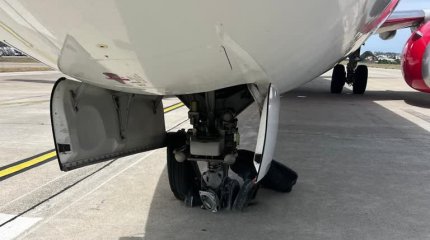 Самолет приземлился "на нос" в Турции (ВИДЕО)