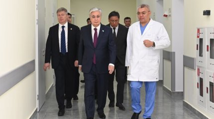 Два реанимобиля и интерактивную доску подарил Токаев Центру детской неотложной медпомощи
