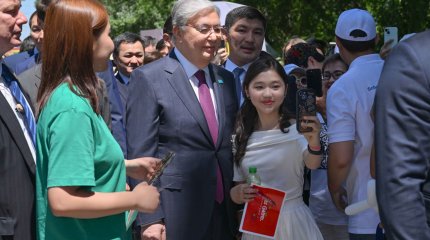 Токаев побеседовал с участниками фестиваля Jas Galym. Science Quest