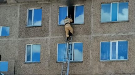 Ақмола облысында өрт болған үйден әйел адам терезе арқылы құтқарылды