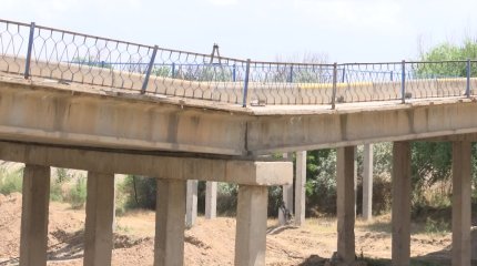 Шымкенттегі Жаңаталап шағын ауданында көпірі опырылып қалды