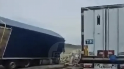 Балқаш маңында жүк көліктері соқтығысып, екі адам қаза тапты