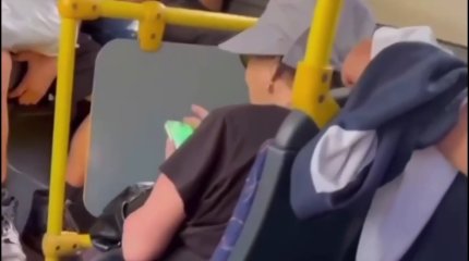 Автобуста әйелдің мойнындағы алтын алқасын  шешіп алмақ болған ұрылар ұсталды