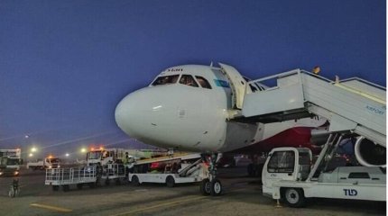 Иностранок сняли с рейса за курение возле самолета в Алматы