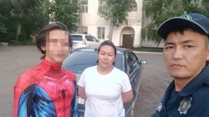 Семейде полицейлер "Өрмекші адамды" көшеден ұстап әкетті