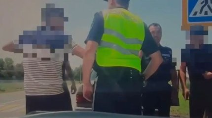 Алматы облысында жолаушы полицейлерге тап беріп, соққыға жыққан