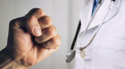 "От ударов она упала, но ее продолжали избивать": пациент напал на медиков в Актобе