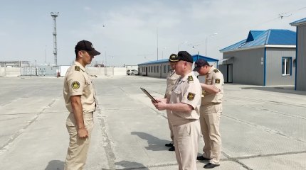 Военных моряков, спасших людей в Каспийском море, наградили в ВМС