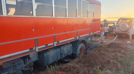 Алматы облысында шетелдік туристер мінген автобус құмнан шығарылды