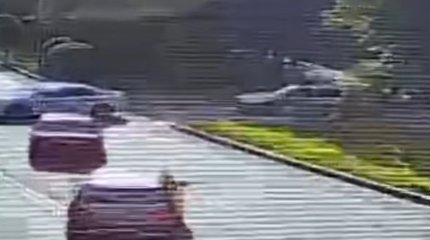 Машина с детьми провалилась в яму на дорогах Тараза