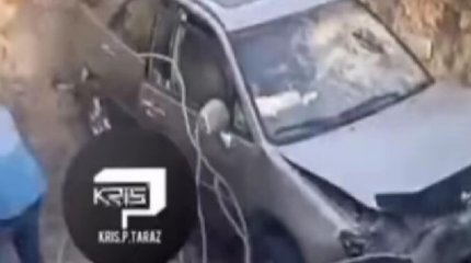 Таразда жол белгісін елемеген жеңіл көлік шұңқырға түсіп кетті