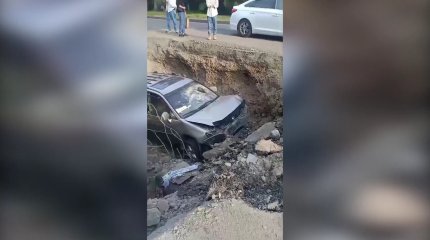 Тараз қаласының қақ ортасында жеңіл көлік  шұңқырға түсіп кетті