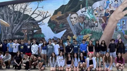 Сразу 23 пары близнецов выпустились из одной средней школы в Массачусетсе