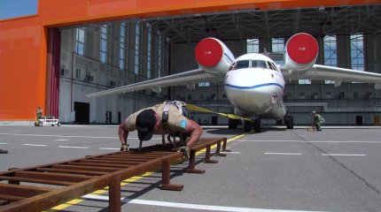 Ауыр атлет Бауыржан Қамалиев 50 тонна ауыр ұшақты тартудан бесінші рет әлемдік рекорд орнатты