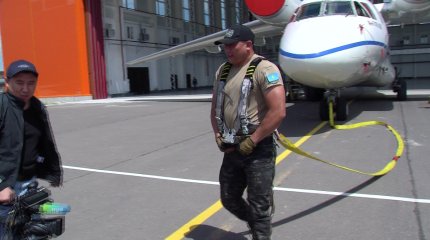 Казахстанский тяжелоатлет Камалиев установил мировой рекорд по буксировке 50-тонного самолета