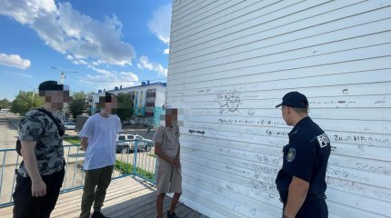 Рисовали на сцене: троих вандалов задержали в Аркалыке