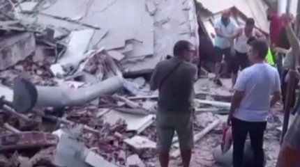 Жилая многоэтажка обрушилась в Стамбуле: есть погибшие