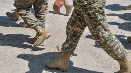 Жастарды әскерге көшеден ұстап алып кету қаншалықты заңды — заңгер жауап берді