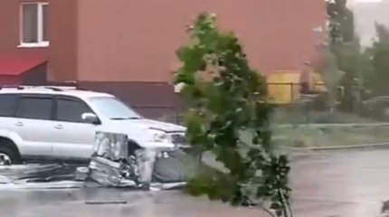 Сильный ветер повредил машины в Актобе